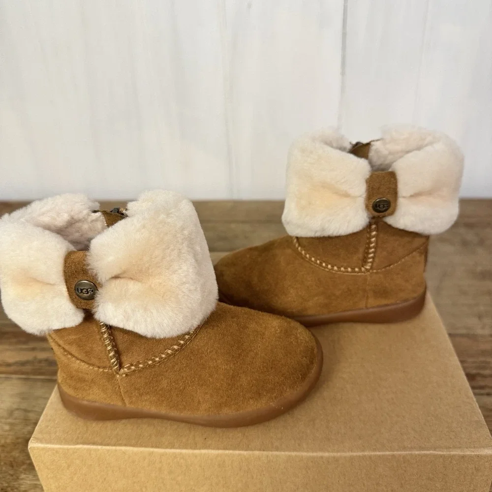 UGG Baby/Toddles US Size 6 Ankle Booties Chestnut Suede Sheepskin Lined 1095571T